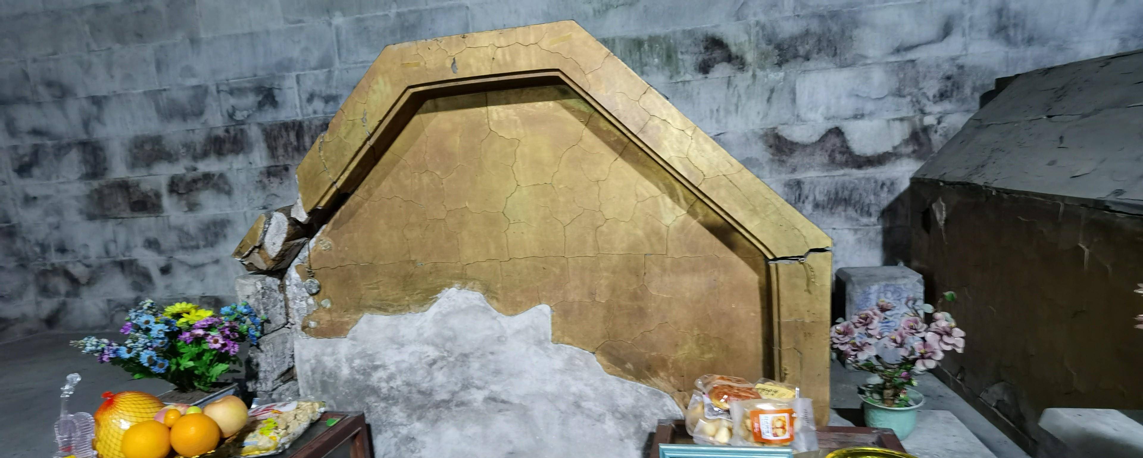 原创撬开皇后的棺盖盗墓者扫空随葬品揪走凤冠金钗只剩根红头绳