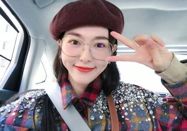 原创唐嫣分享自拍皮肤状态似花季少女嘟嘴卖萌可爱满分