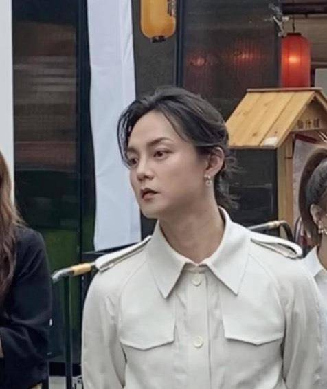 近日,有网友晒出了减肥后的尹正参加活动的照片.