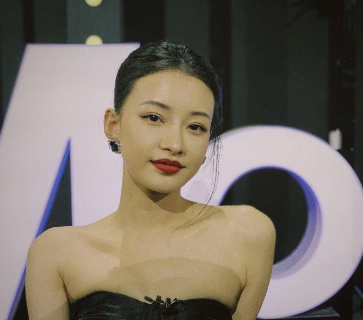尽管现在孙怡已经是老公孩子在畔,没有什么好发愁的事情,但最为关键的