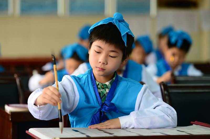 李俸春书法家泰洋翰墨书法教育创办人学习书法可以提高孩子的审美能力