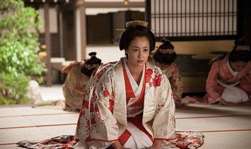 是第五代的将军德川纲吉为止,卖菜家的女儿桂昌院和泥瓦工家的阿传