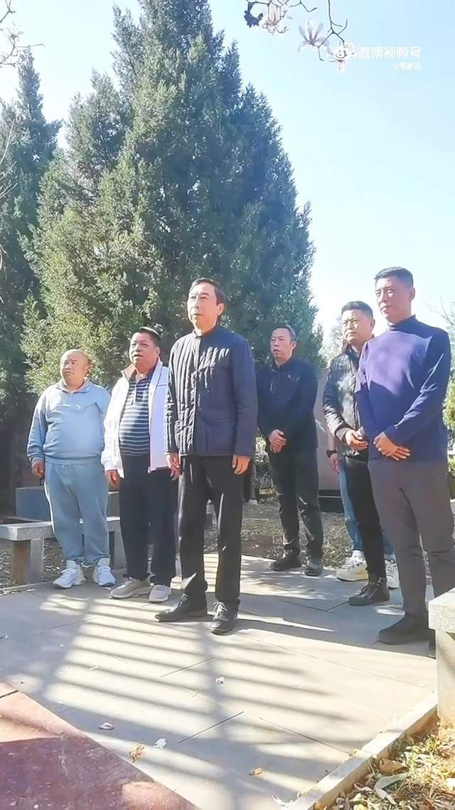 一年的这个时候冯巩都会携部分徒弟悼念恩师,这一行人包括冯巩,刘全刚