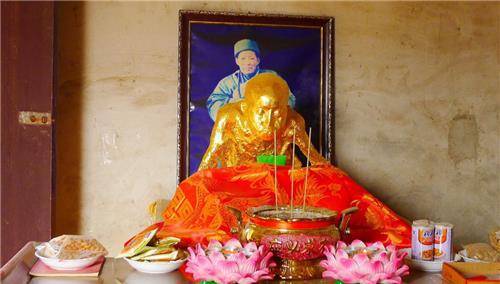 于1925年,江西上饶县罗桥街道人,林观荣的父母信佛,经常去寺院烧香