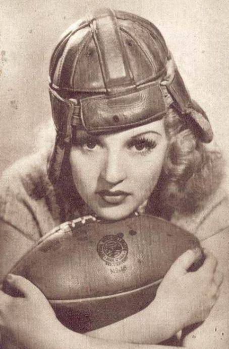 贝蒂葛莱宝为一双美腿投保百万美元旧丝袜拍出75万美元天价