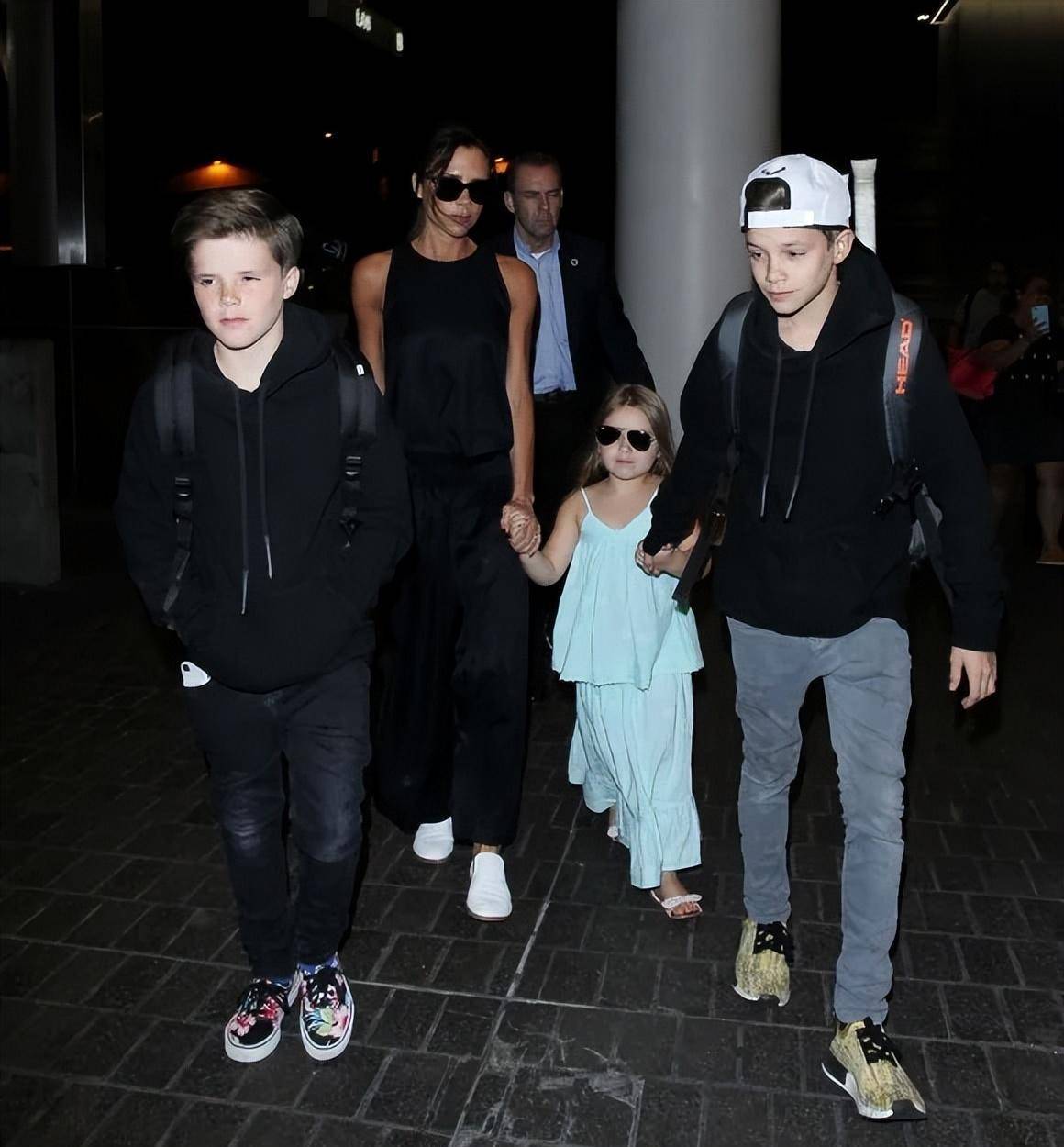 小七迈阿密度假,二哥在伦敦想妹妹,团宠小七和仨哥哥感情是真好