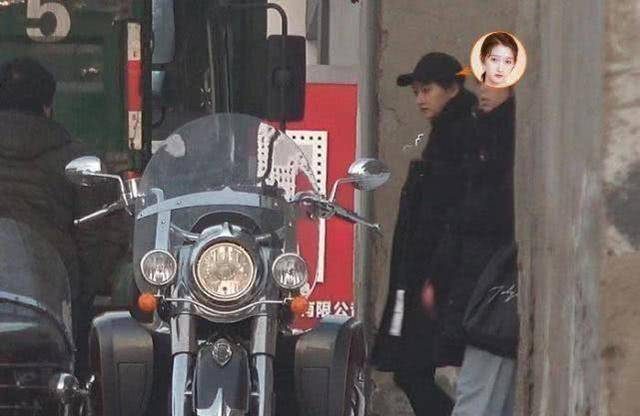当天,关晓彤和助理在收工后径直走向座驾,而早等候在外边的司机看到