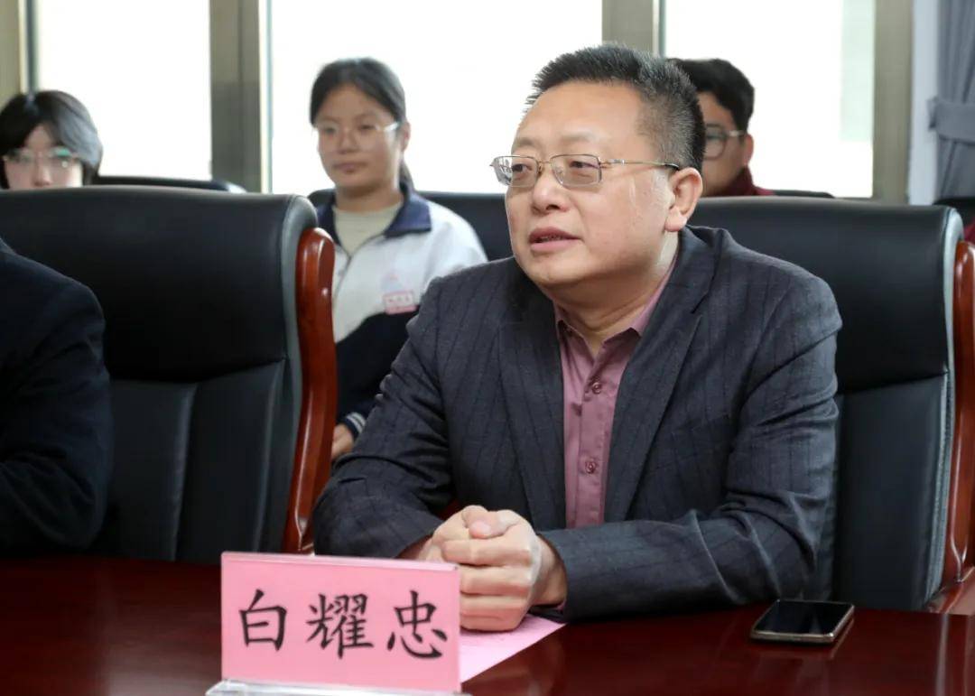共青团吕梁市委副书记郭峥,校长张学斌,贺昌中学学雷锋小组
