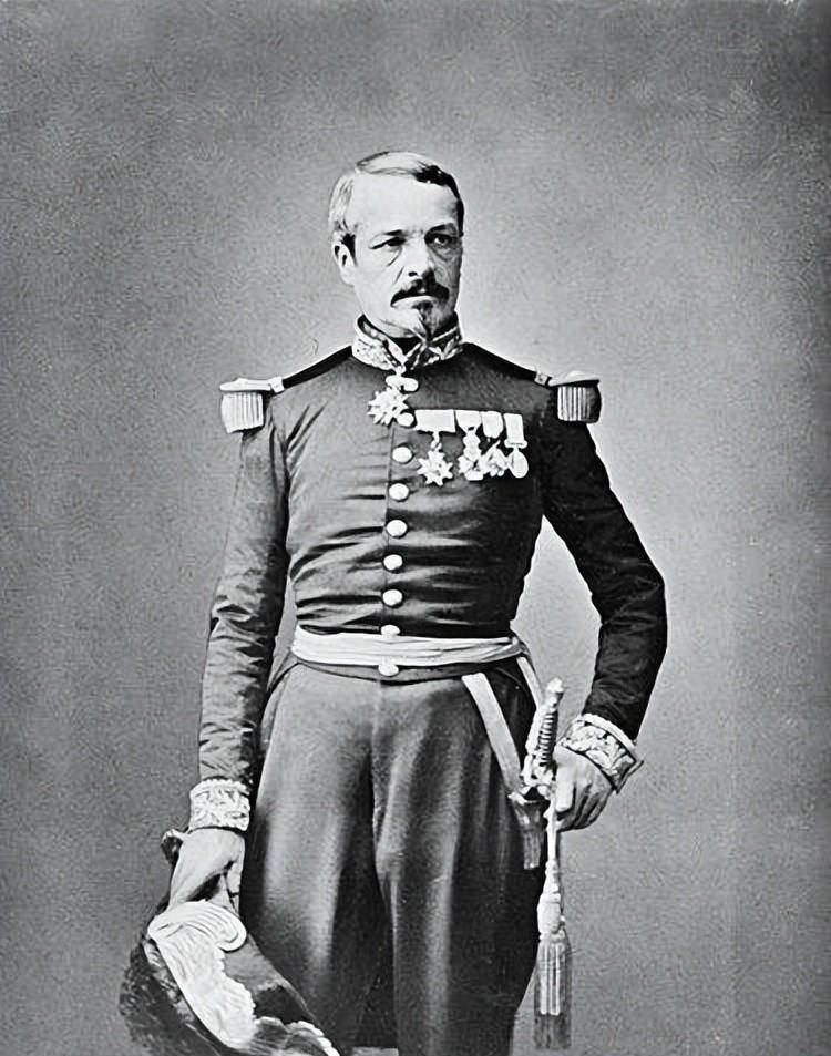 因此他一出生就是法兰西皇位的继承人,所以拿破仑三世对儿子的教育