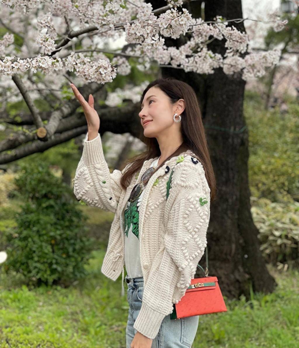 李嘉欣背23万爱马仕日本赏樱人比花娇!曾传恋天王终嫁