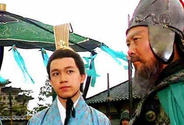 吕布先前跟随旧主,被董卓用高官厚禄诱惑,卖主求荣成为董卓的干儿子