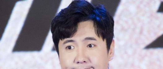 原创潘长江在台上突然摔倒沈腾脱口而出一句话堪称救场教科书