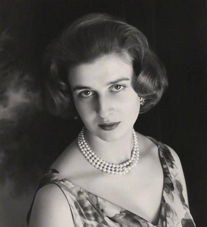 并不惊艳,五官柔和,气质温婉,像极了西方油画中的古典美人