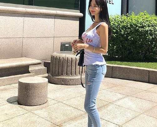 原创白皙甜美的城市女神穿上牛仔裤尽显玲珑身姿