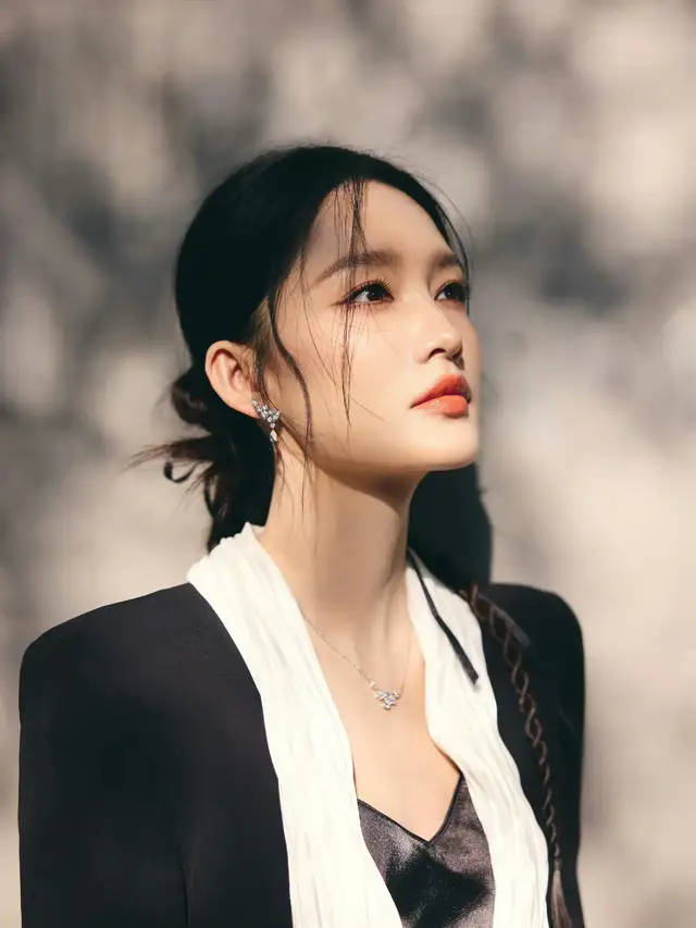 李沁千金归来优越状态展现脸部线条与身材曲线清冷感十足