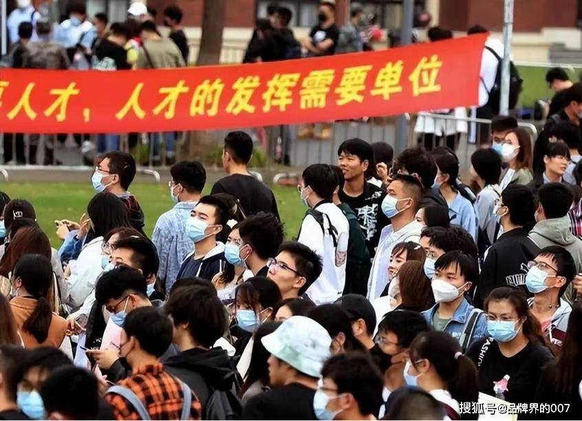 月薪仅1k公办高中教师离谱待遇火了网友故意的还是萝卜岗