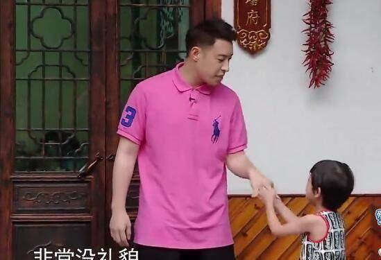 被儿子骂大头鬼潘玮柏生气的把他行李扔到院子里开赶了小子瞬间老实了