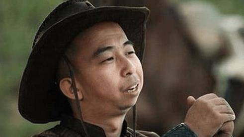 被人嘲笑的 丑角 ,坚持跑20年龙套,如今当导演身价飙升