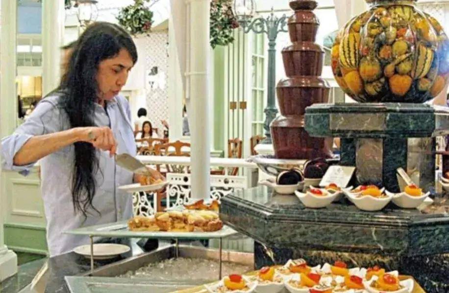 是佝偻着身体,白日媒体评为"最落魄的千金"而据何超英女儿萧玟铮透露