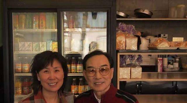 他22岁就火遍全国,退休后去了美国当众演唱:打败美帝野心狼_宋玉庆