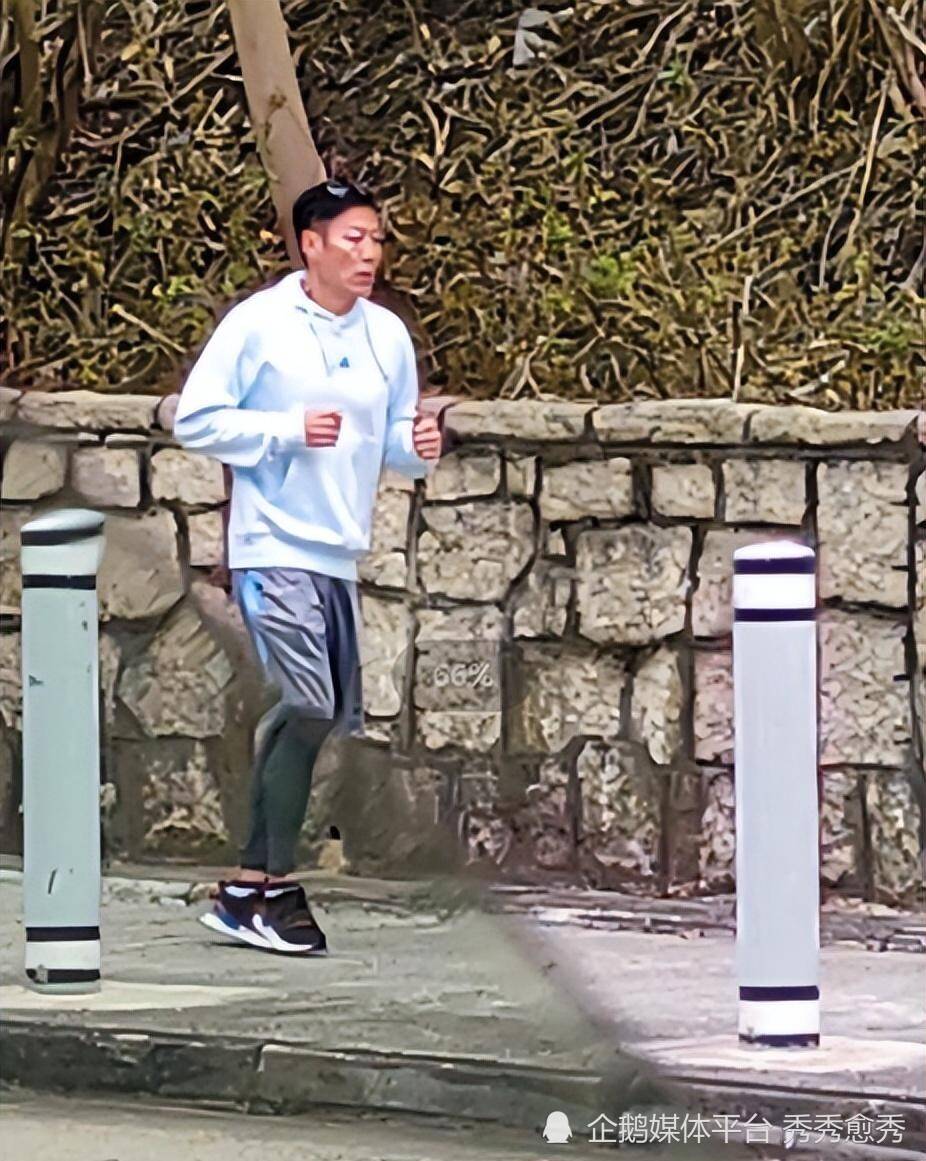 跑斜坡不喘,盼增强体力陪5岁龙凤胎_国斌_生活_成龙