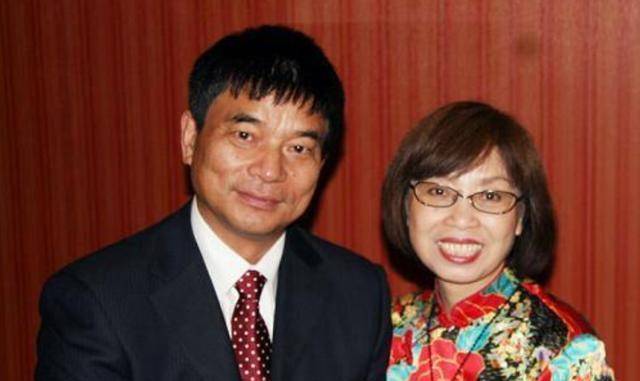 创作者
            老婆给她2000万就行了赔，谁知赚来百亿元富翁，还帮贫困户脱贫(图5)