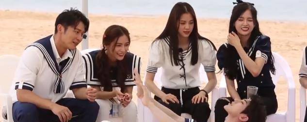 原创跑男顶水杯郑恺撒一裤子杨颖最稳吴宣仪蹬腿笑到我了