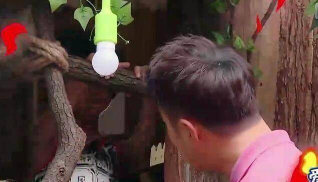 被儿子骂大头鬼潘玮柏生气的把他行李扔到院子里开赶了小子瞬间老实了