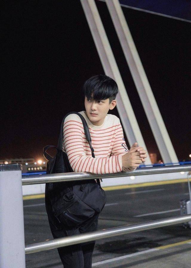 原创出发米兰时装周熊梓淇邓伦换了件针织衫回头率破百还被问链接