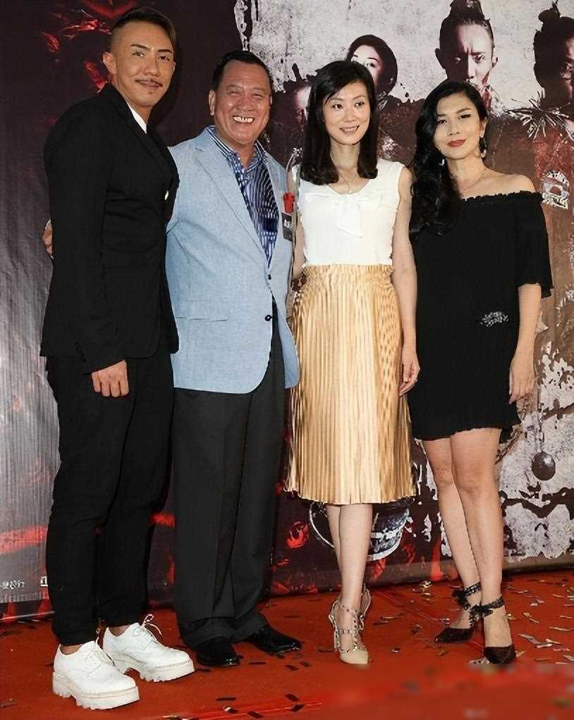 66岁万梓良定居湖南小县城!与小15岁空姐娇妻下馆子,夫妻秀