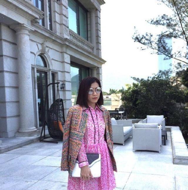 原创被甘比的少女感折服了粉嫩穿搭配半丸子头39岁嫩得宛如学生妹