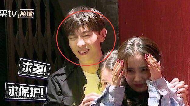 原创本是团魂炸裂的一刻但是看到邓伦手指上的戒指网友不淡定了