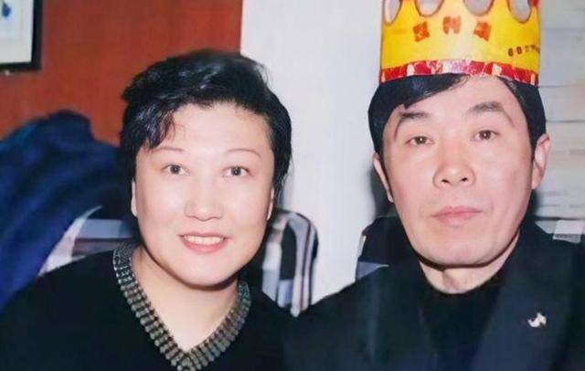 回顾何庆魁儿子直播时语出惊人称父亲嫖不动了每月1万就够花