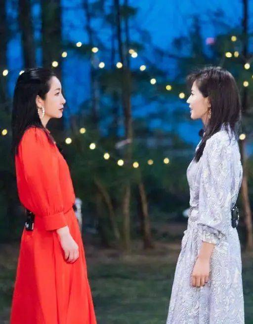 原创46岁秦海璐和同岁刘涛度假闺蜜俩穿搭时髦一个霸气一个优雅