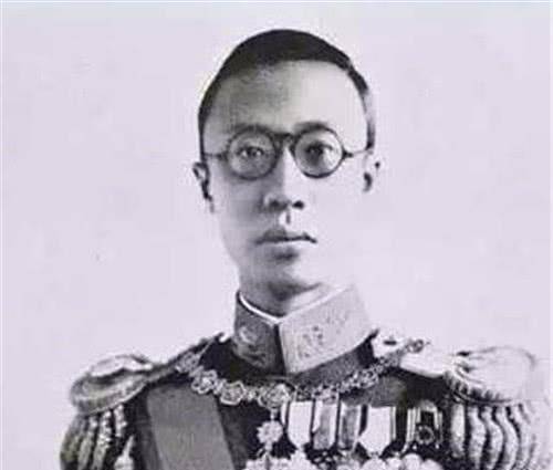 闹火车站要票,希望住回皇宫,如今仍身穿黄马褂_皇族_爱新觉罗·_生活