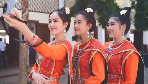 一些华人迁居老挝,教会老挝人制酒酿,养蚕丝.