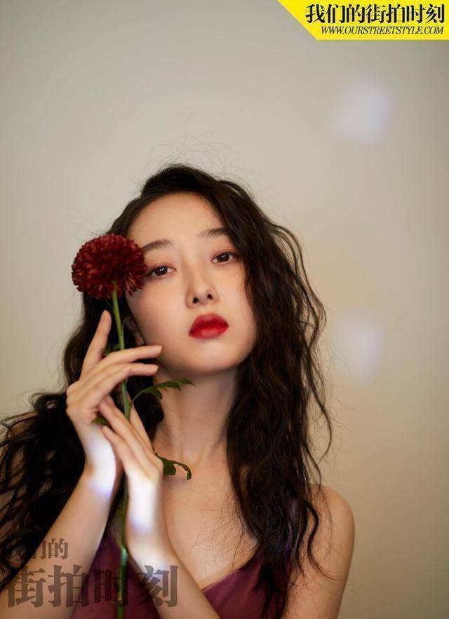 表面上是清纯少女实际上是红唇御女蒋梦婕这套红裙太抢眼