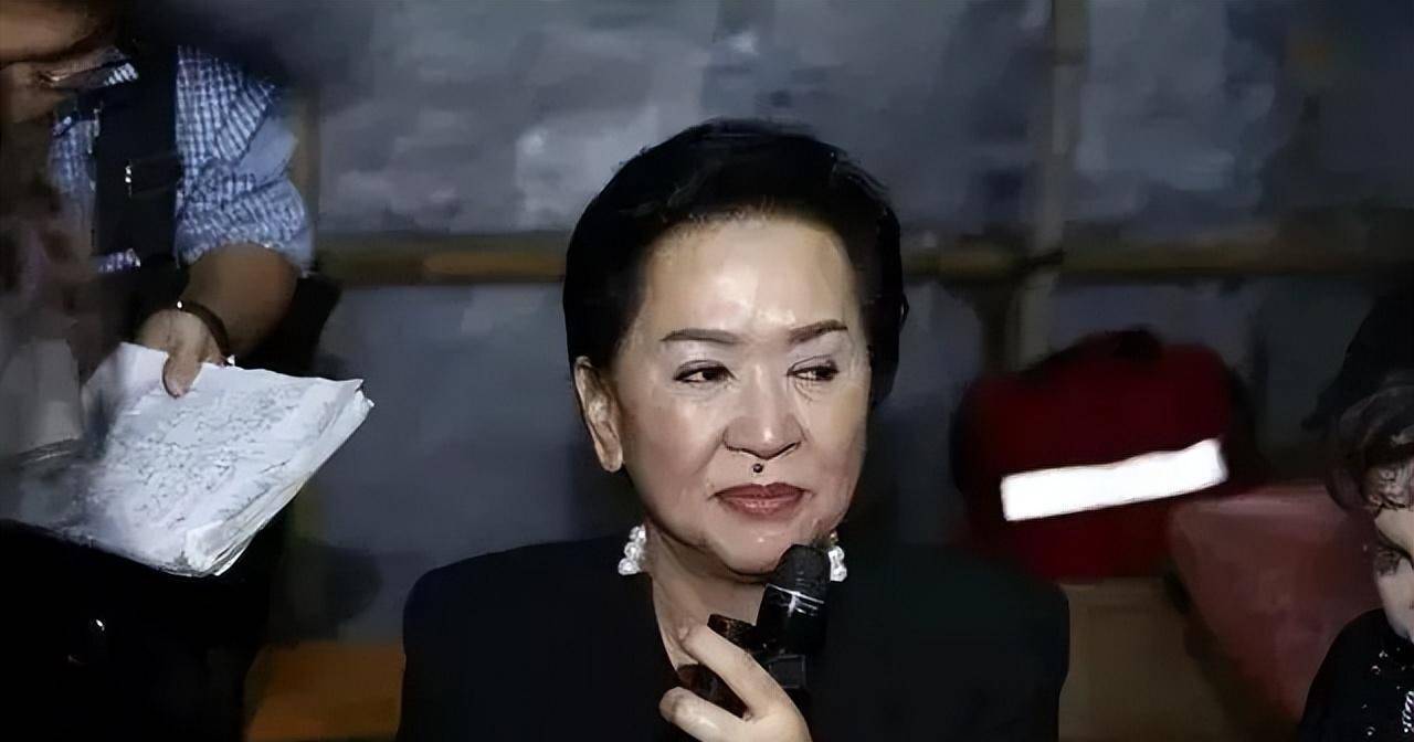 原创为嫁富豪她穿30年塑身衣不离身丈夫遗嘱财产只给1元钱