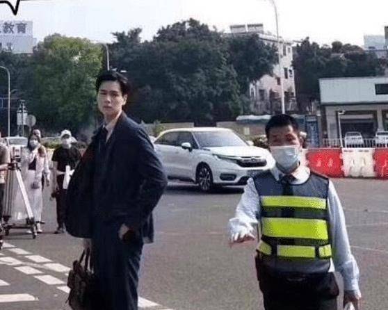 原创胡一天求婚女主单膝下跪时身高成焦点这真的是187的个子吗