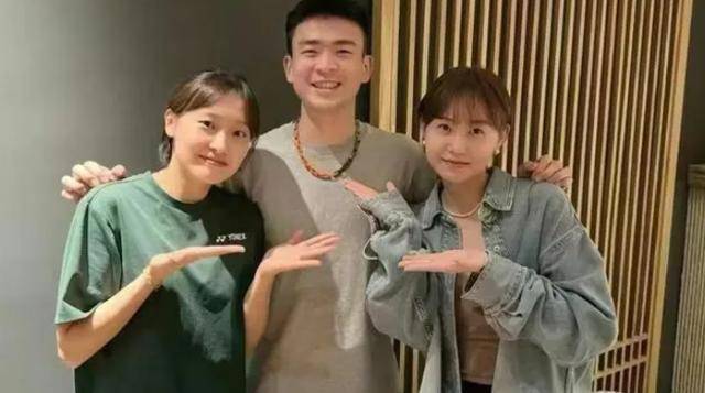 郑思维一家三口出行娇妻与蔡侑玎相似程度引人猜测