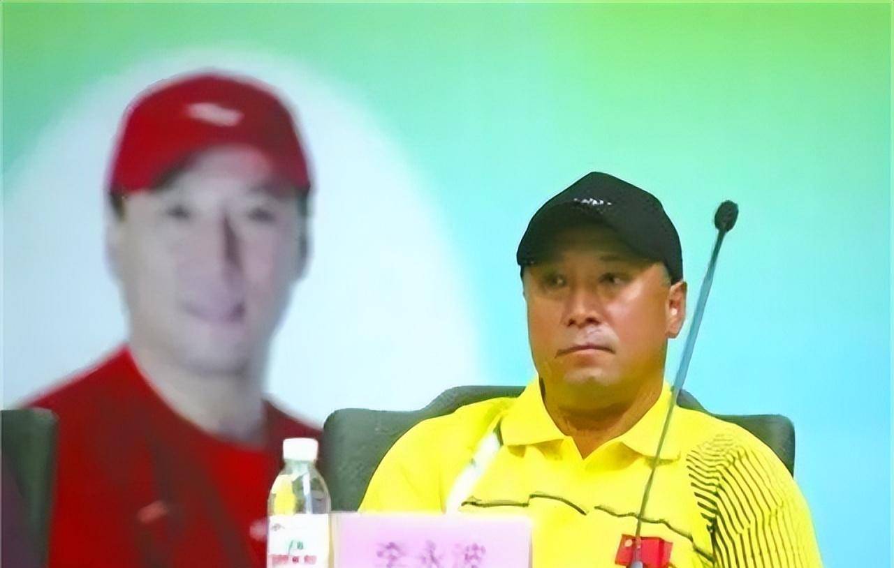 国羽功勋李永波:与小6岁娇妻幸福恩爱,退休后种榴莲如今显老态_谢颖