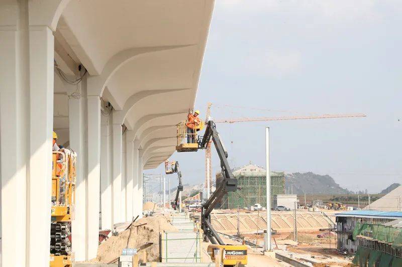 南玉高铁横州站综合交通枢纽工程项目施工忙.