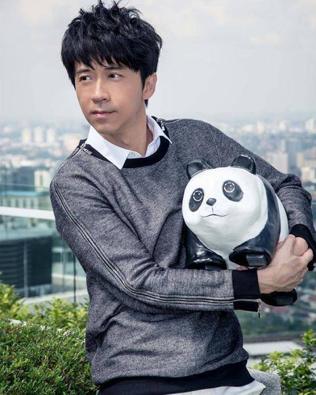 曾是情歌界的"小王子",虽人气不如以前,但韩红却特意为他捧场_光良