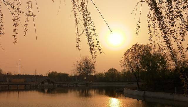 愁似春水东流相思依然如故尽在黄昏归途