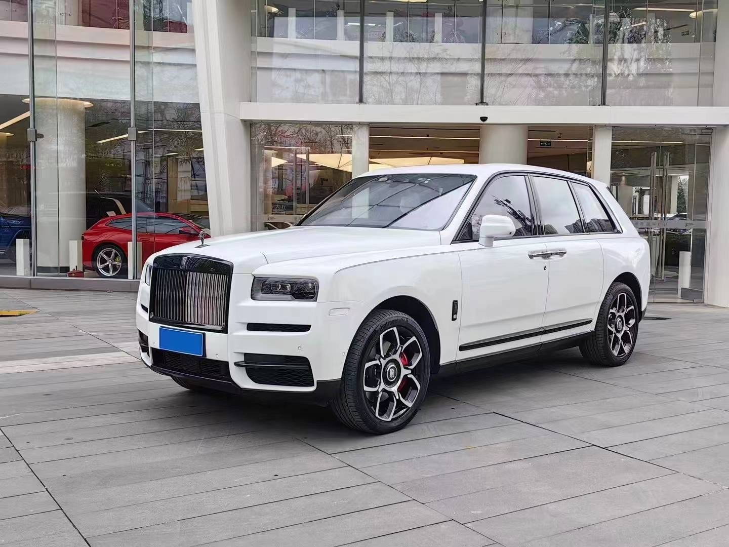 劳斯莱斯库里南bb版内饰方面延续了新的幻影设计风格,整体用料一如