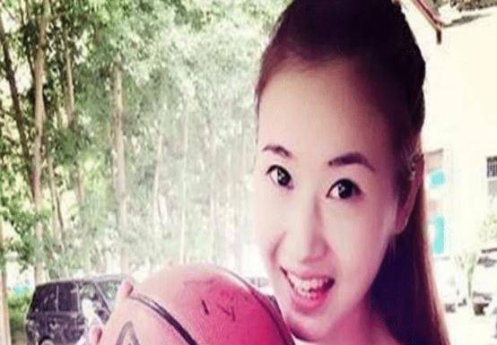 2米女巨人嫁18米老公回家总撞门框婆婆拆门换大的