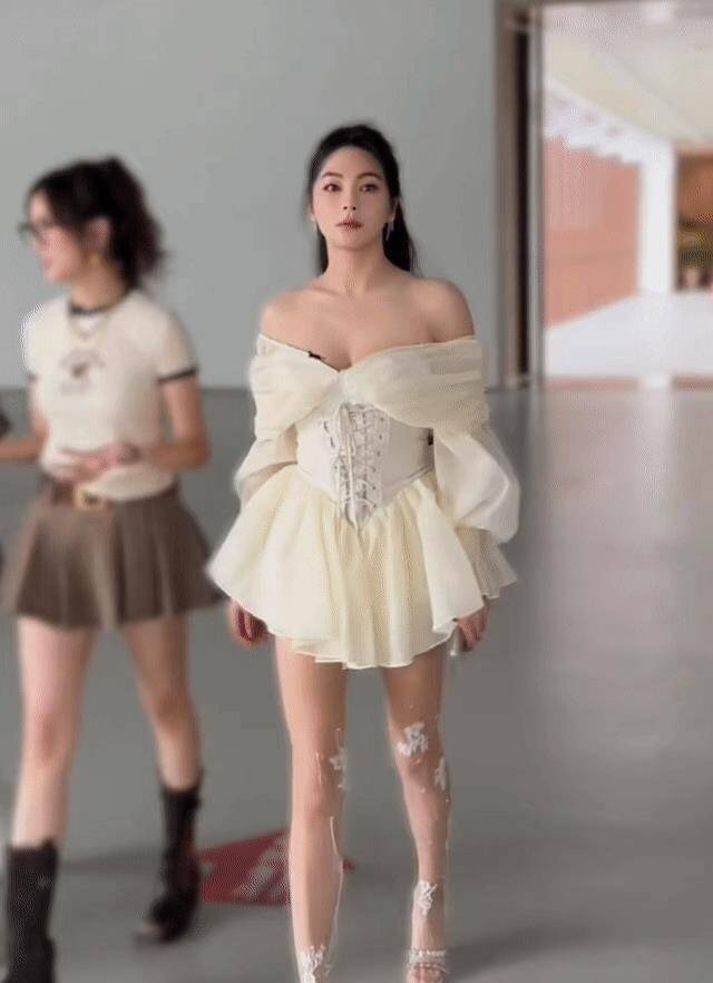张雨绮一抹纯白超短裙,美得不可方物,难怪当年汪小菲甘愿被她打_女神