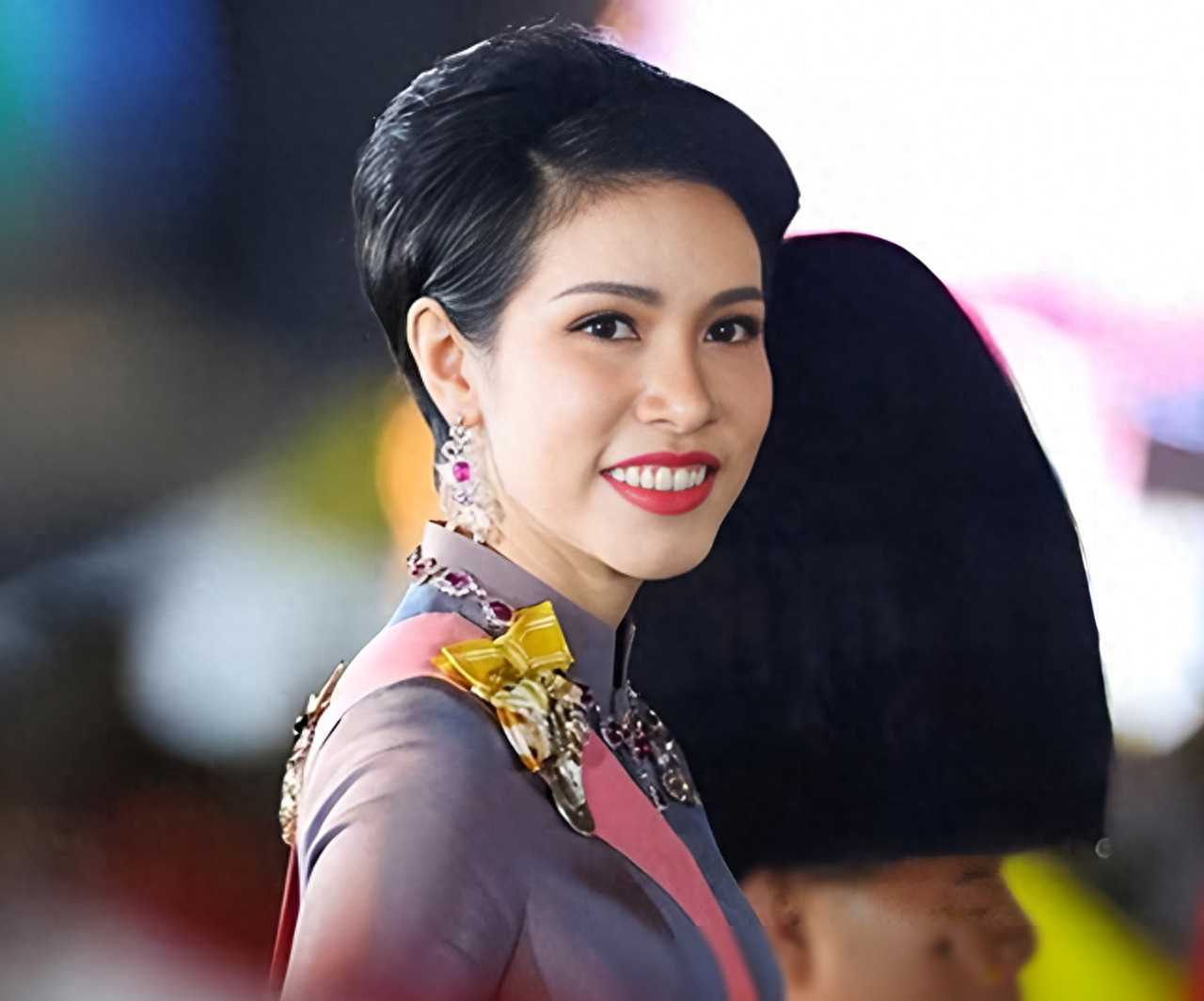 39岁诗妮娜贵妃甜蜜同框照曝光或盼君主感念旧情明媚依旧