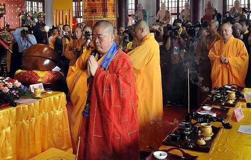 少林寺"最牛"方丈,身穿16万袈裟,被质疑用门票钱购2000万豪宅