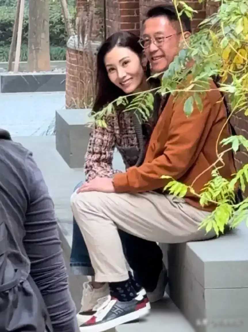 李嘉欣日本逛街被偶遇54岁仍特别亮眼网友称本人又美又有气